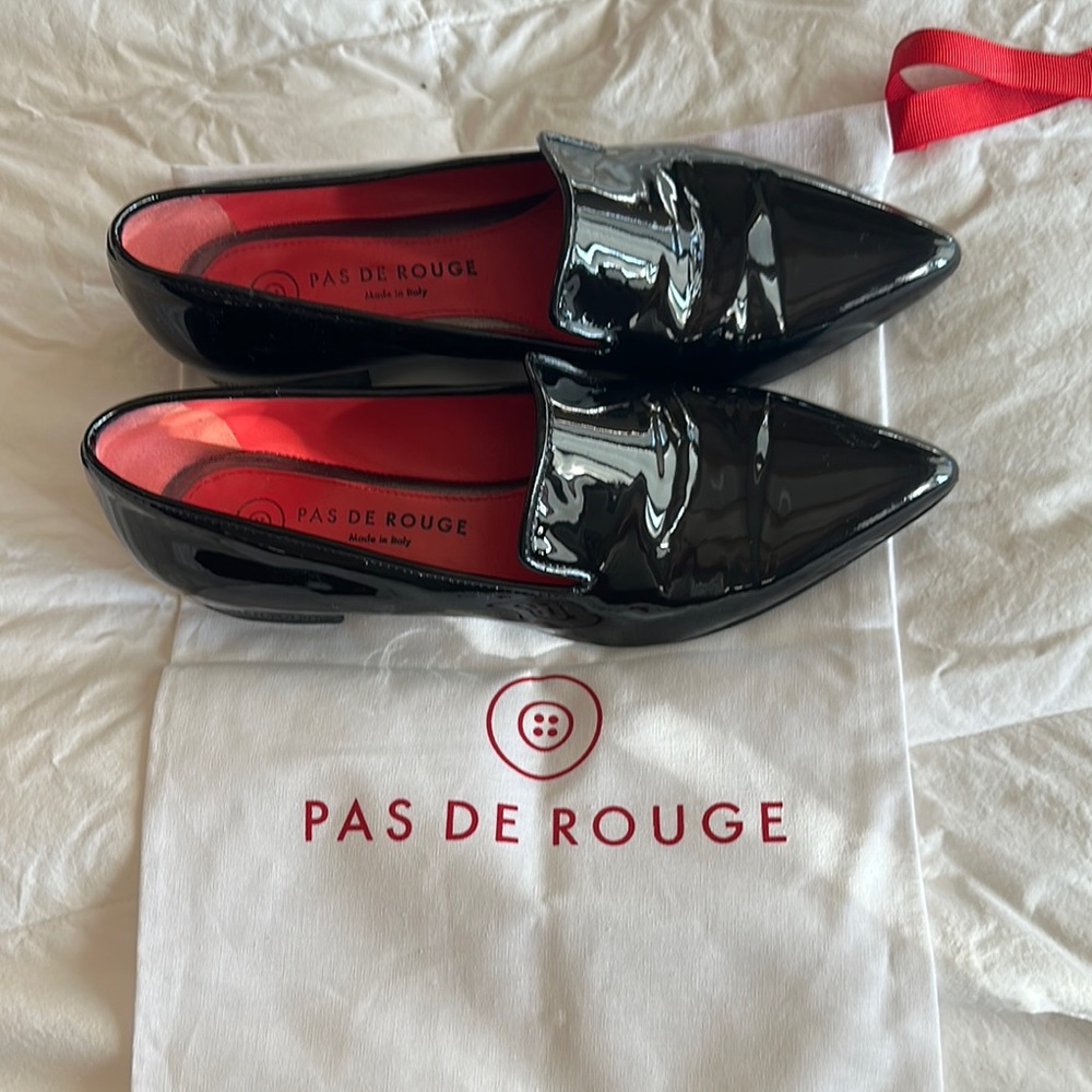 Pas de Rouge Black Flats with Patent Leather and Pointed Toe